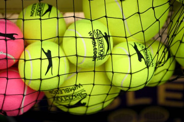 ⁦كرة التنس SLAZENGER المعتمدة من بطولة ويمبلدون 2025⁩ - الصورة ⁦3⁩